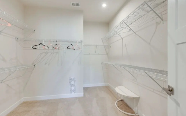 Townhome at Laurel Park: Modern & Spacious Getaway