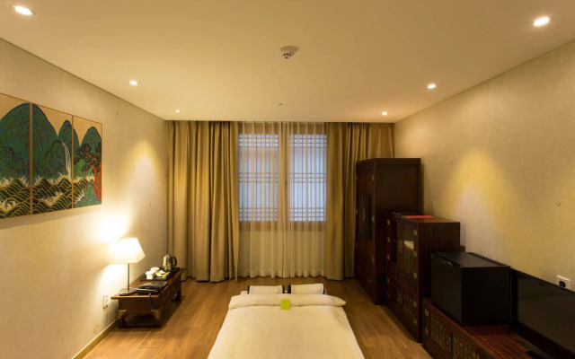 The Central Plaza Hotel