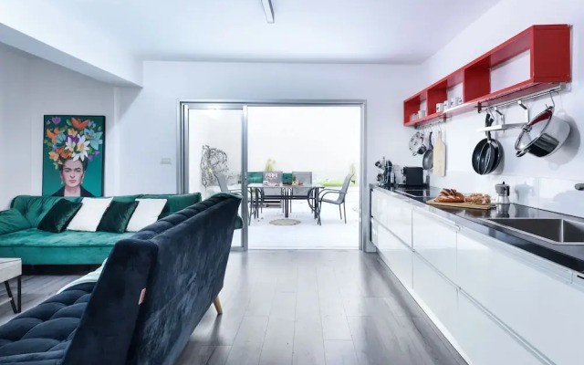 Beautiful Interior with Private Outdoor