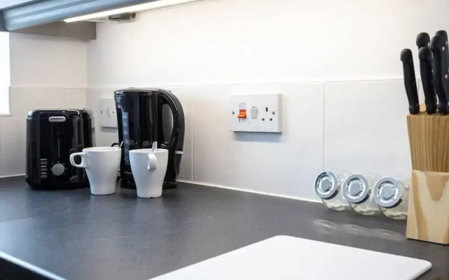 Lovely One-bedroom Serviced Apartment in Eccles
