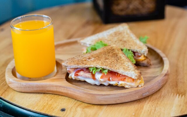 The Alley Hostel & Bistro