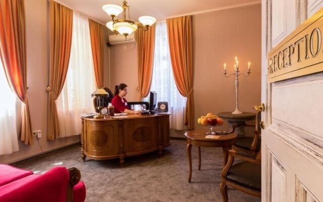 8 1/2 Art Guest House