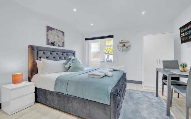 Serviced Ensuite Studio in Feltham London Heathrow