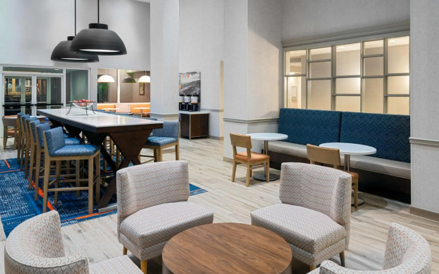 Hampton Inn & Suites Charlottesville-At the University