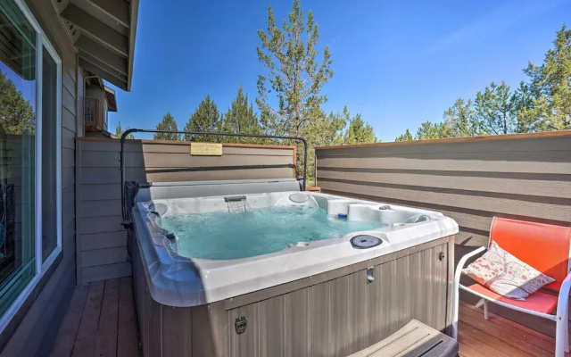 Pet-friendly Townhome w/ Hot Tub in Redmond!