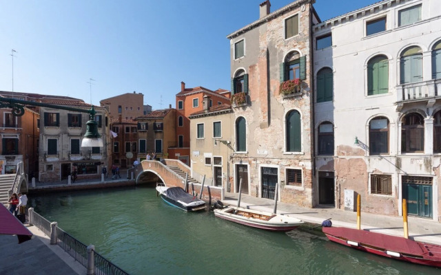 Tolentini Canal View Apartment