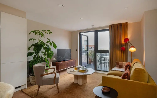 Stylish City Flat With Private Balcony