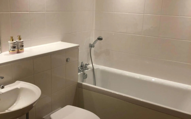 2 Bed 2 bath with Private Parking