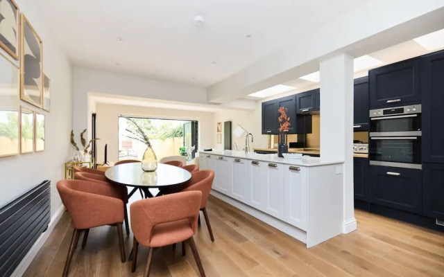 The Brondesbury Park - Sparkling 3bdr Flat With Garden