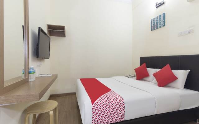 OYO 445 Charisma Hotel