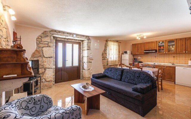 Beautiful Home in Divsici With Wifi and 2 Bedrooms