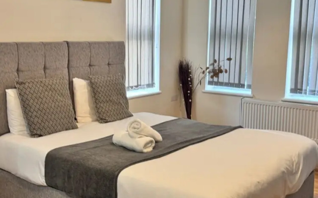 Heathrow Stay 5 Mins to the Terminals