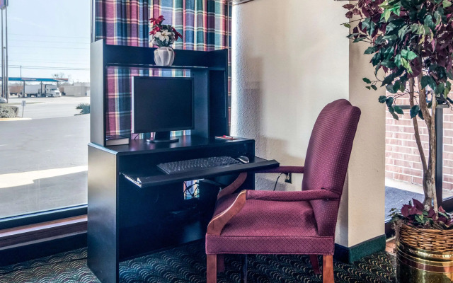 Econo Lodge Inn & Suites Conference Center