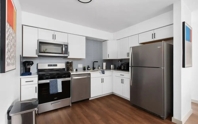 Cozy-Chic 2BR  Patio Ideal for Groups