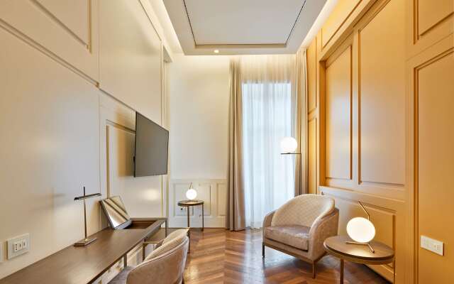 De Bonart Naples, Curio Collection by Hilton