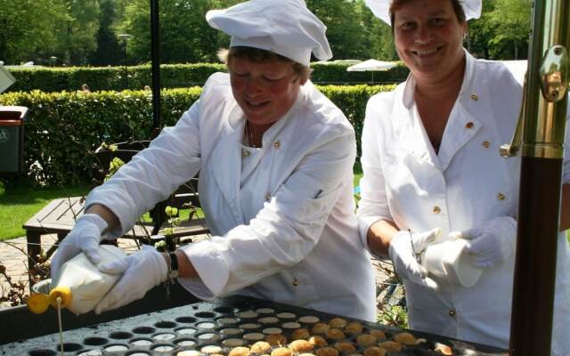 Modern chalet with two terraces and near a pond