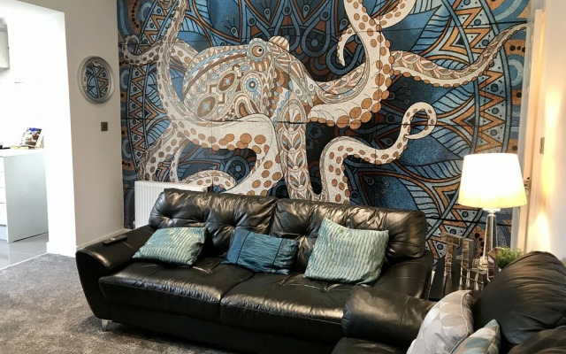 Stylish 3 Bedroom House Only 5 Mins From M6/m58