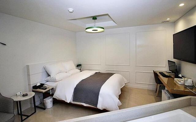 Hapjeong Circle Hotel