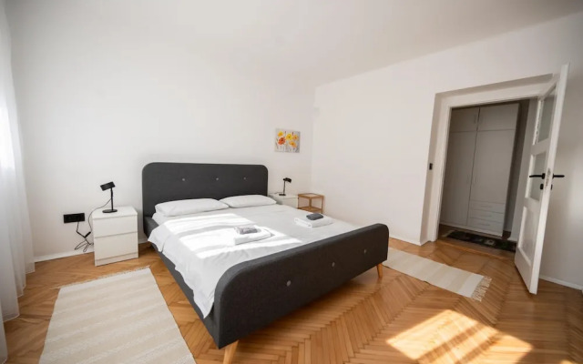 Sunny 1bdr Apartment Near City Center