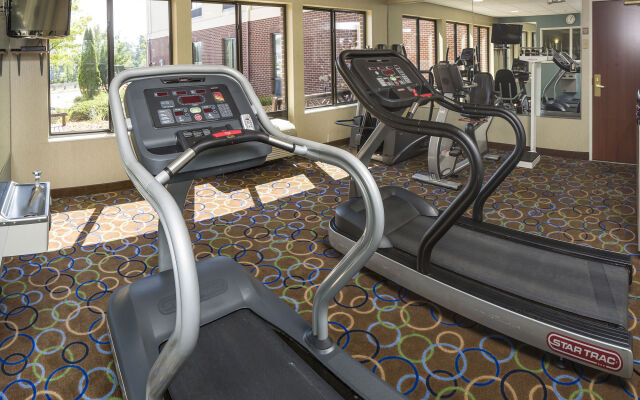 Holiday Inn Express Hotel & Suites Manchester Airport by IHG