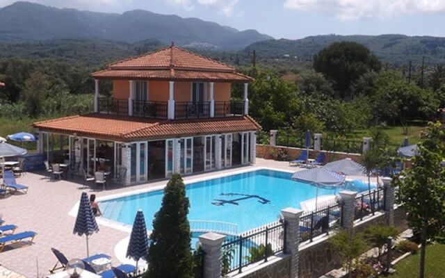 Makis Studios & Apartments