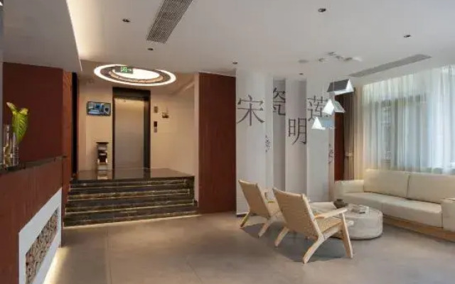 Lotus Pond Retreat Designer Hotel (People's Square Taoyangli)