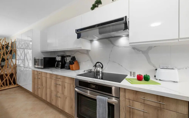 Upscale Gated Community Oasis Close to the Beach
