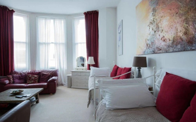 Bright Spacious Studio 5 Mins Walk to the Beach!