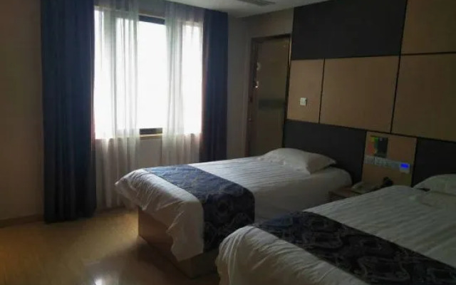 Yayue Hotel (Nanjing East Road Pedestrian Street)