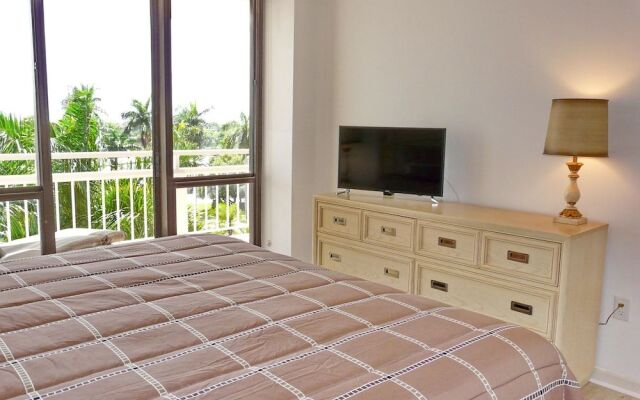 Inviting Beachfront Condo With Large Balcony and Pool