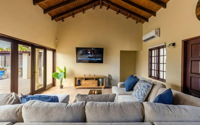 Large 5BR Villa With Private Pool Near Eagle Beach