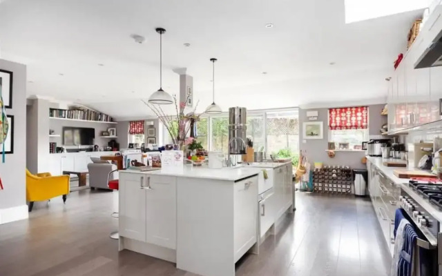 Exquisite 5BR West London House Near Acton Park