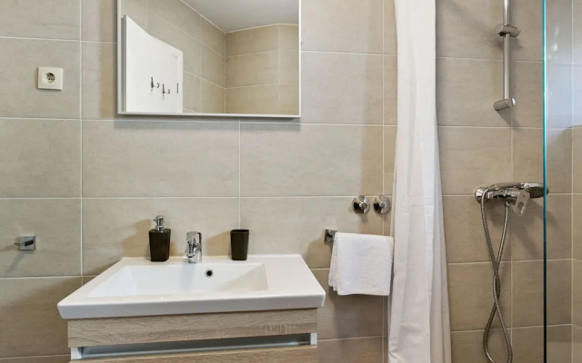 Delightful Apartment in Drvenik With Balcony