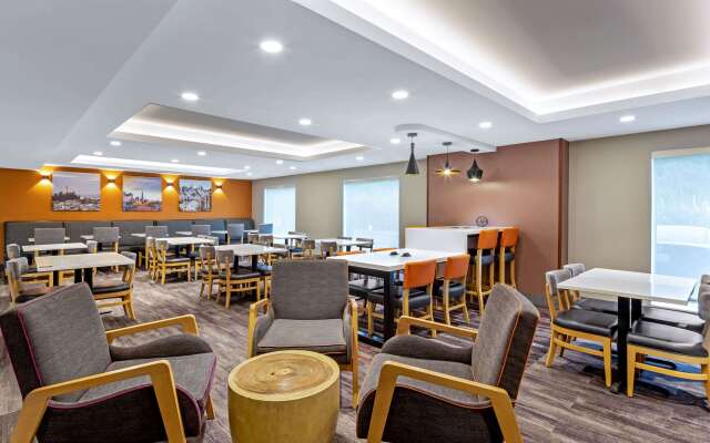 La Quinta Inn & Suites by Wyndham San Francisco Airport N