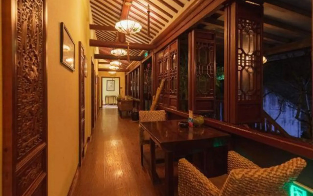 Zhouzhuang Hanshe Ziteng Bieyuan