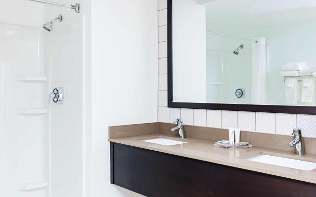 Country Inn & Suites by Radisson, Appleton Airport - Fox River Mall Area