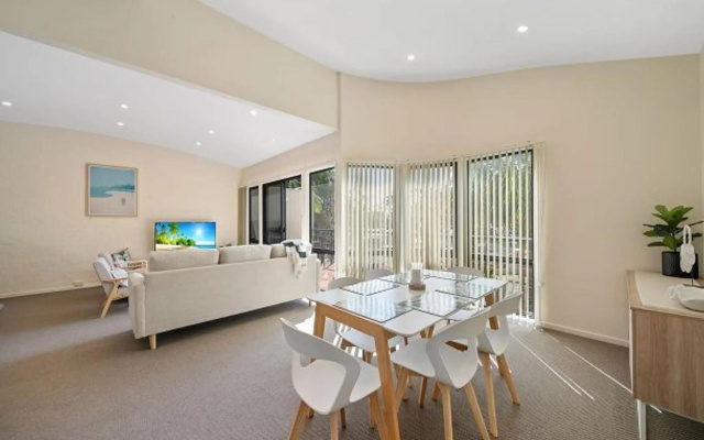 A Tropical Oasis with Views Over Jervis Bay 100m to Orion Beach – Guest Rooms – Vincentia