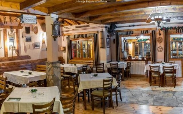 Zlatni Bor Hotel