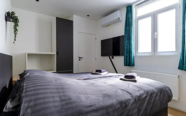 Modern Antwerp Getaway App - Heart d Anvers