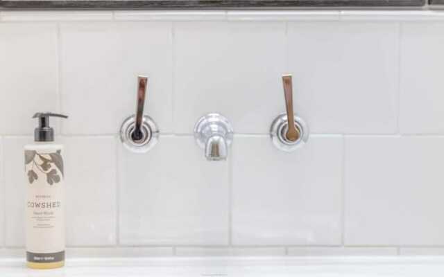 Sleek & Stylish 2BD Flat - Warren Street