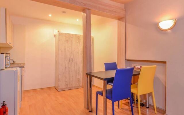 Cosy Top Floor Studio on Patriarh Evtimiy Blvd