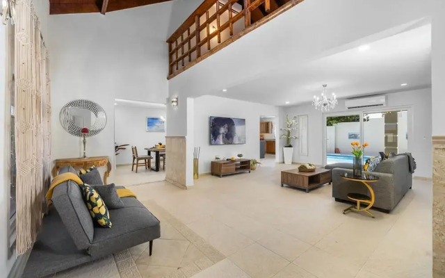 Spacious Renovated House Prvt Pool 5 min to Bch