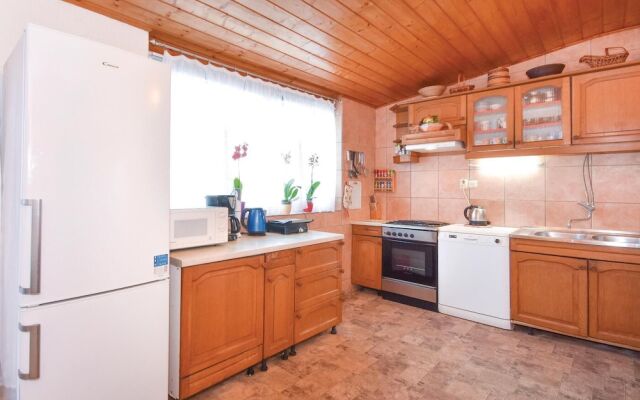 Nice Home in Slatine with Hot Tub, WiFi & 6 Bedrooms