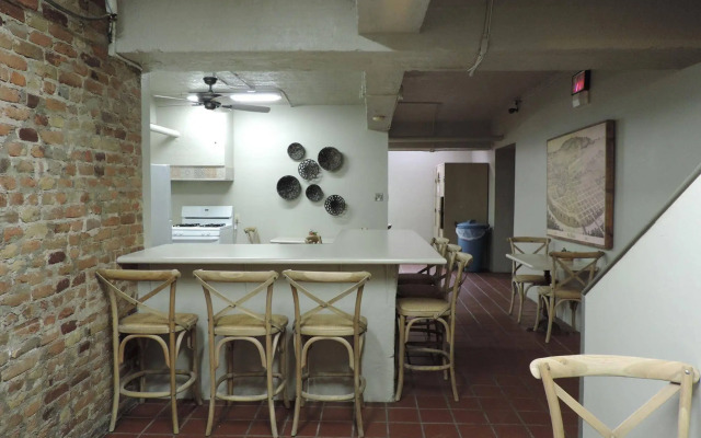 Gardner Hotel & Hostel