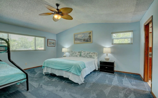 Spacious 4 3 Retreat- Heated Pool-playroom