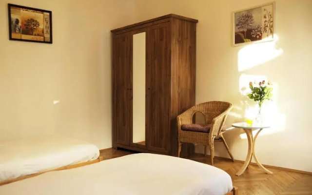Alexandra Old town square apartments - up to 23pax