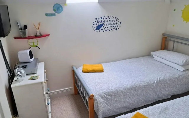 Shell Hill 3-bed Apt, Sleeps 6, 15 Mins to Beach