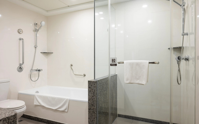 Holiday Inn Riverside Wuhan by IHG