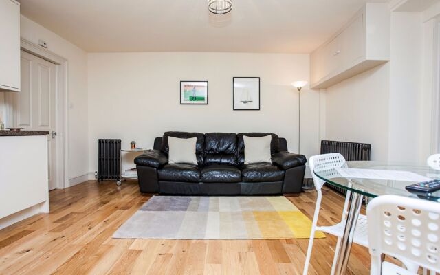 Bright &Spacious Central 1 Bed Basement Flat