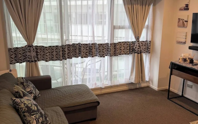 Queen Street 2BR Apartment With Free car Park – Guest Rooms – Auckland